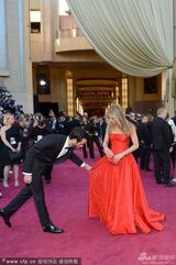 组图：安妮斯顿红裙大气 和男友贾斯汀秀恩爱