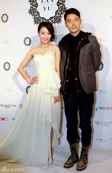 组图：佟丽娅出席时尚派对 造型清新脱俗