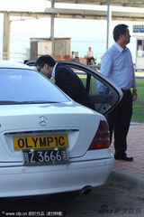 组图：霍启仁率霍家军抵南沙 坐父亲奥运车离开码头