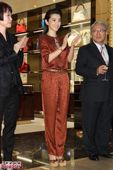 组图：李冰冰率性亮相品牌开幕会服饰抢镜