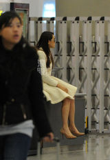 组图：伊能静寒冬穿短裙回京 坐桌子上等行李