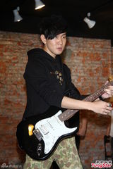 组图：林俊杰送Kimi皮外套 林志颖探班反客为主