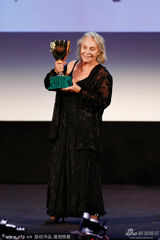 组图：伊莲娜凭《巴勒莫狂花》获最佳女演员奖