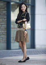 组图：辛芷蕾街拍造型多变 温婉不失雅痞