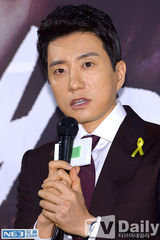 组图：金明敏朴敏英系黄丝带宣传《改过迁善》