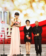 组图：唐嫣亮相国剧盛典粉色长裙明艳动人