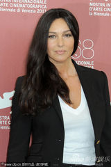 组图：《炎夏》记者会 贝鲁奇中性装亮相也妩媚