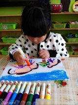 组图：王诗龄上幼儿园学画画 认真涂色表情超萌