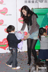 高清：李嘉欣美丽亮相 称不急要孩子