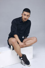 组图：小张铎帅气写真 转型时尚雅痞男