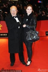 组图：群星亮相闭幕红毯秀 着装低调显黯淡