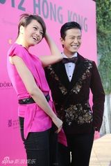 组图：陈晓东梁咏琪同台获奖 抱BABY领奖被催相亲