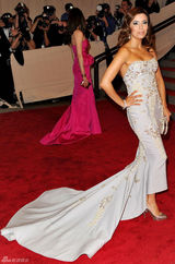 高清图：纽约大都会庆典 伊娃-朗格利亚秀刺绣礼服