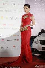 组图：何琳着红装秀美背 中式礼服秀半球