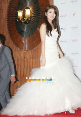 组图：大钟奖颁奖红毯 秀智白纱裙似精灵