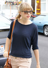 高清图：泰勒-斯威夫特街拍 简约装扮魅力不减