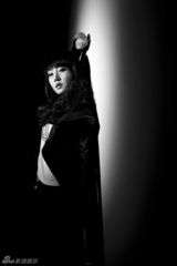 组图：刘洋成时尚大片黑白光影尽显御姐气质