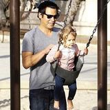 组图：辣妈杰西卡-阿尔芭秀母爱 携爱女逛公园