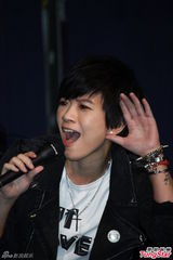 组图：陈威全情人节开唱 张芸京现身站台