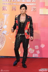 组图：周杰伦红黑西服亮相红毯 大走复古风