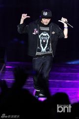 组图：朴宰范等参加HIPHOP音乐节引爆火热现场