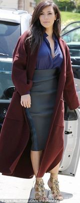 组图：卡戴珊赴书店狂购杂志 钟意与老公封面照