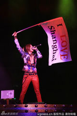 组图：张根硕开唱半裸露点 粉丝着比基尼狂欢