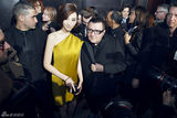 组图：吴佩慈巴黎时装周首秀 与设计师亲密互动