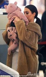 组图：卡戴珊机场亲吻女儿 温柔抚头母爱爆棚