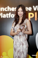 幻灯图：李曼筠站台装扮成熟 妩媚动人秀娇羞