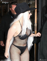 组图：Lady Gaga网状比基尼清凉上阵为粉丝签名