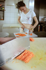 组图：张静初意大利变身美厨娘 拜师学艺苦练刀功