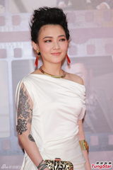 组图：范晓萱亮相金像奖红毯 着白裙秀纹身