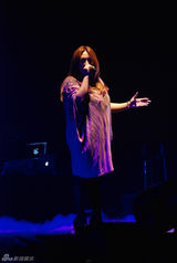 组图：五月天慈善演唱会上海举行 捐善款300万