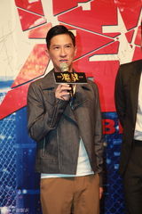 组图：《激战》首映 张家辉与李馨巧欢乐打闹