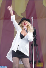 组图：克里斯蒂娜激情开唱 着钻石丝袜超亮眼