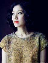 “栗子姐”高露短裙出镜 复古妆容红唇诱人(图)