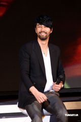 幻灯图：车胜元台湾办见面会 胡须造型展型男本色 