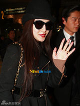 组图：范冰冰韩国机场街拍LOOK黑色大衣搭黑帽