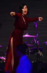 组图：杰西-J双开衩红裙PK凯莉-米洛