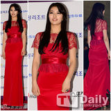 组图：百想红毯朴有天帅气 女星主打黑裙秀性感