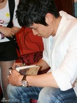 幻灯图：陆毅后台照尽显阳光 鲍蕾剪短发气质清新