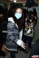 组图：高凌风移灵 前妻憔悴现身儿子伴随在侧