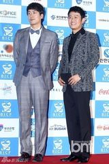 组图：韩国际喜剧节红毯挤胸熊抱肉搏精彩不断