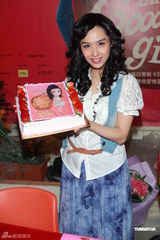 组图：朱茵舞台剧首演男友送花牌 获提名艾美奖