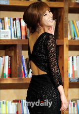 组图：韩星赵夏朗中国拍写真 性感艳丽出席记者会