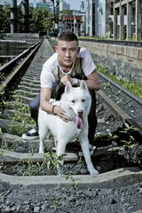 组图：聂远携爱犬登杂志封面 时尚健康形象备受亲睐