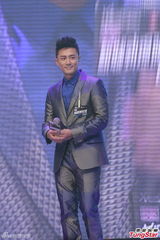 组图：Twins新城变红粉佳人 林峰帅气王祖蓝搞怪