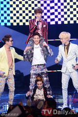 组图：SHINee新曲夺冠叠罗汉 Rania镂空装惹火