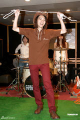 幻灯组图：旺福乐团打造“乡春之旅” 严爵变身牛仔